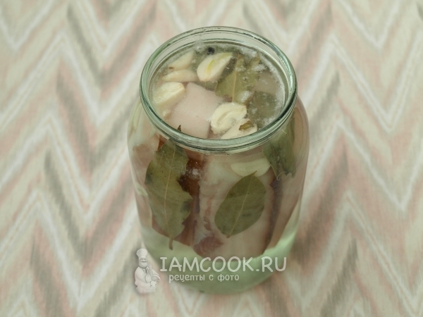 Залить сало рассолом