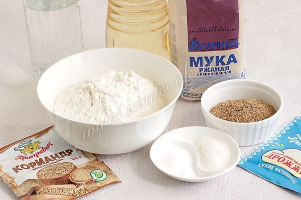 Ингредиенты для пшенично-ржаного хлеба с отрубями