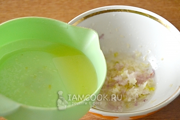 Влить сок к маслу с чесноком