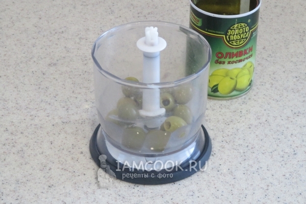 Положить оливки в блендер