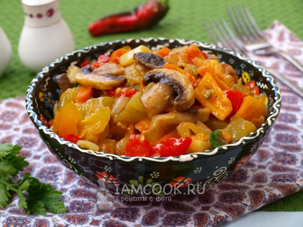 Фото соте из зелёных помидоров с овощами и шампиньонами