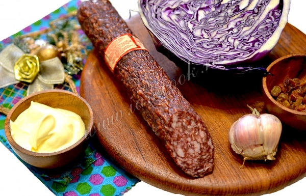 Ингредиенты для салата из капусты и колбасы