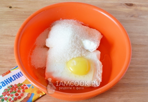 Смешать творог, сахар, яйца