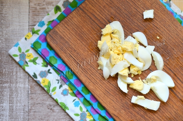 Яйцо порезанное