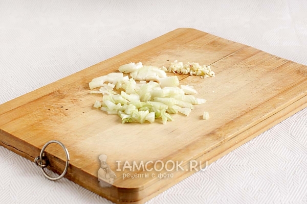Порезать лук и чеснок