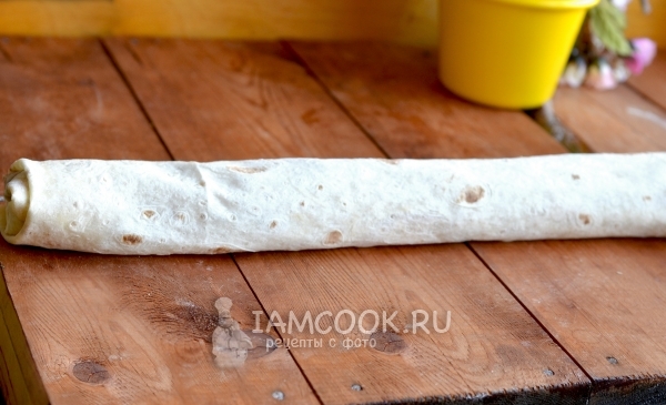 Свернуть лаваш в рулет