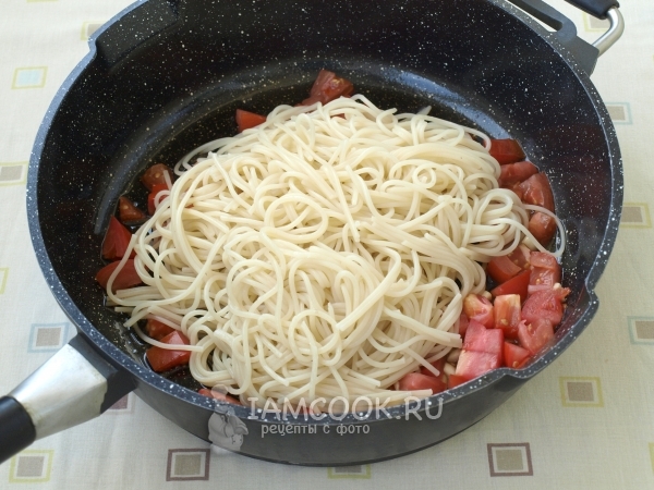 Положить макароны