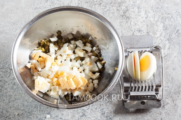 Порезать яйца