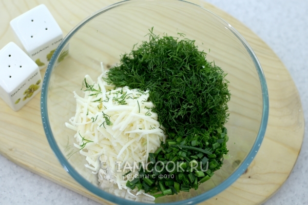 Соединить брынзу и зелень