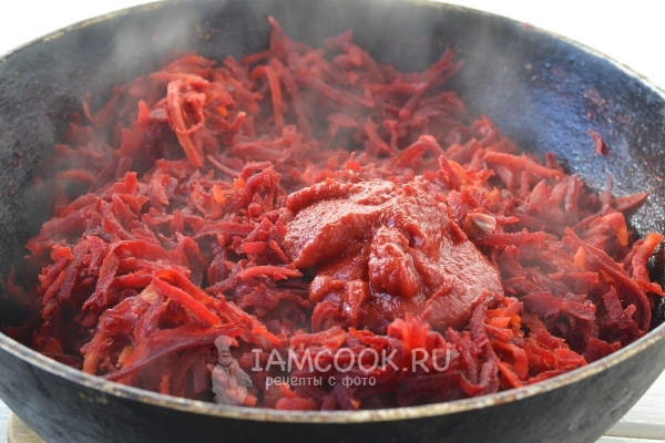 Положить томатную пасту