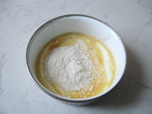 Добавить муку