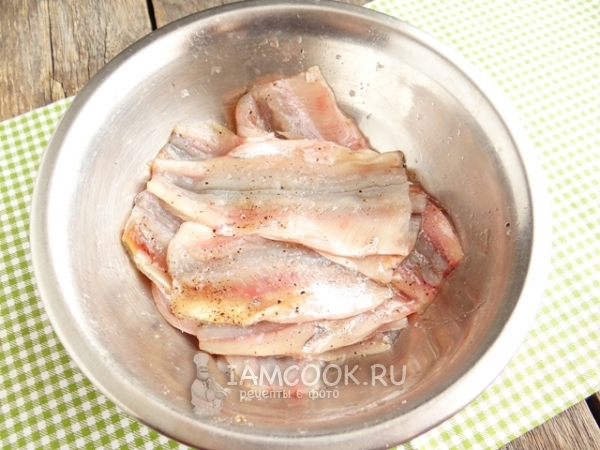 Посыпать солью и перцем