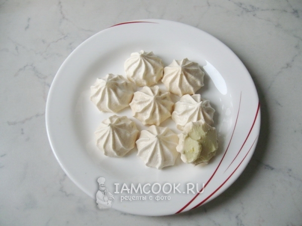 Выложить на тарелку безе с кремом