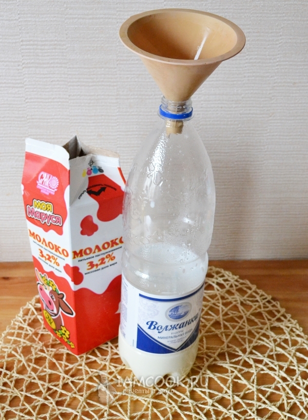 Налить в бутылку молоко