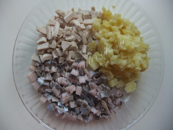 Мясо с картофелем и сельдью