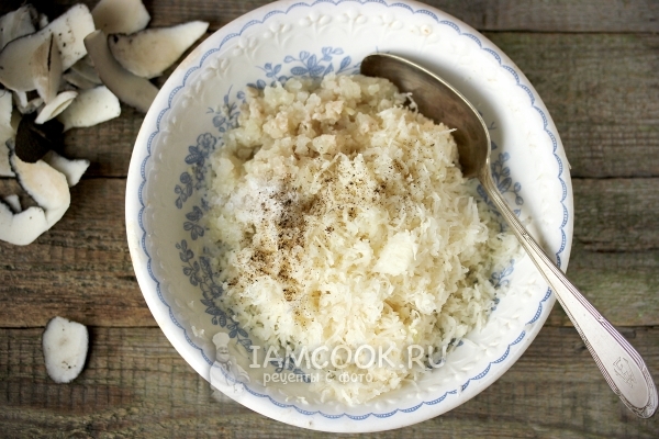 Смешать лук, мясо, редьку и специи