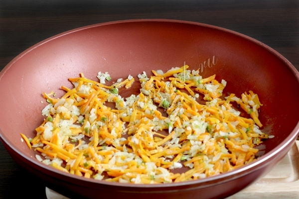 Обжарка моркови с луком
