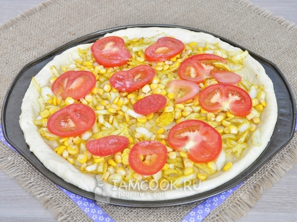 Положить кружки помидора