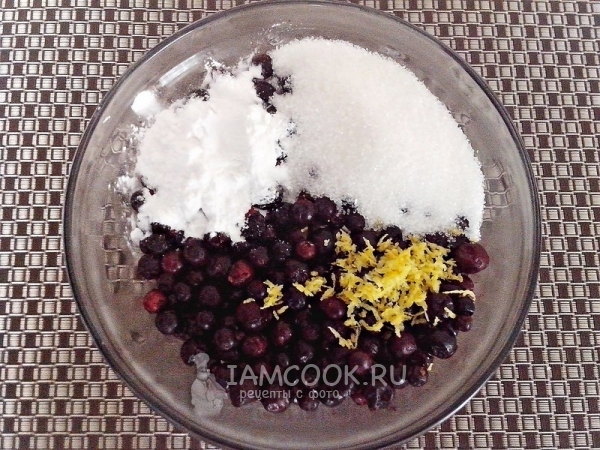 Смешать крахмал, сахар и цедру лимона