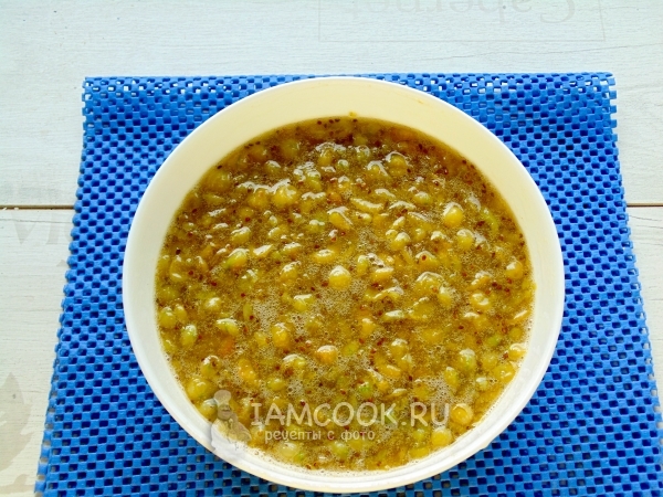 Размешать крыжовник с сахаром