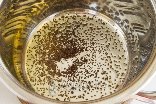 Обжарить семена горчицы