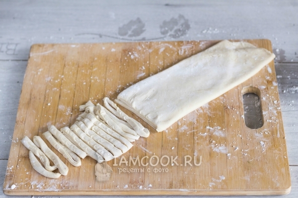 Нарезать тесто полосками