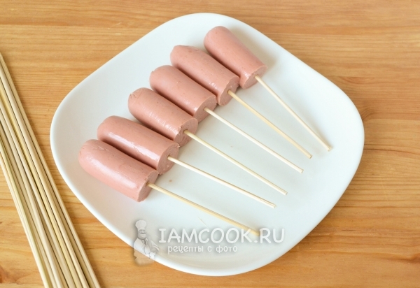 Нанизать сосиски на шпажки
