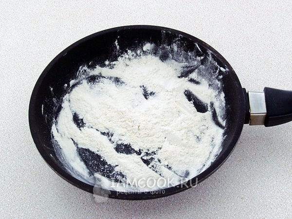 Обжарить муку