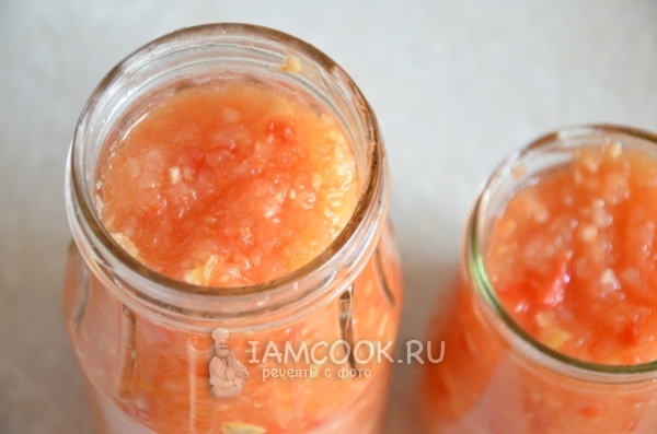 Положить кабачковую икру в банки