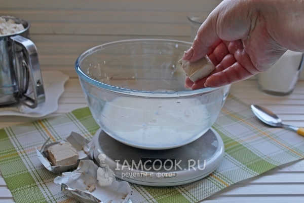 Положить дрожжи в молоко