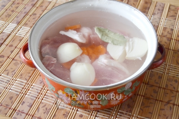 Положить в кастрюлю с водой лук, морковь, мясо и лавровый лист