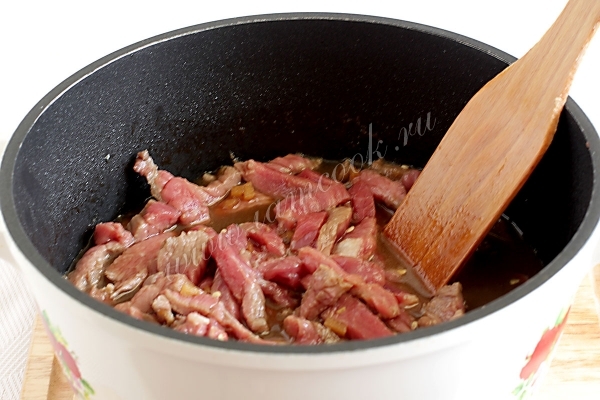 Добавить мясо в соус