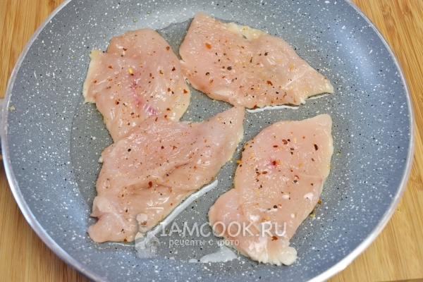 Обжарить мясо на сковороде