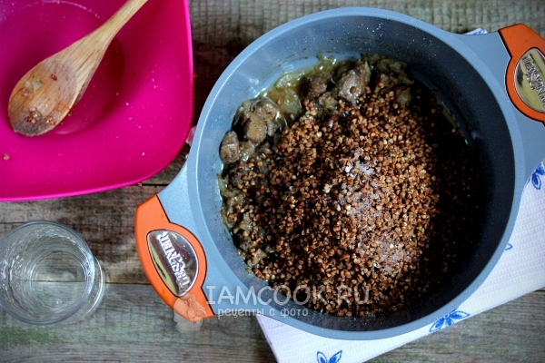 Положить в кастрюлю гречку, лук и печень