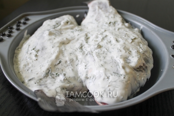 Переложить рыбу в сметане в форму