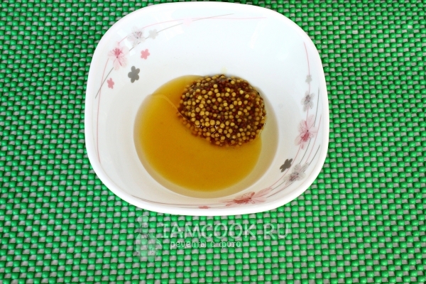 Соединить масло, горчицу и мед