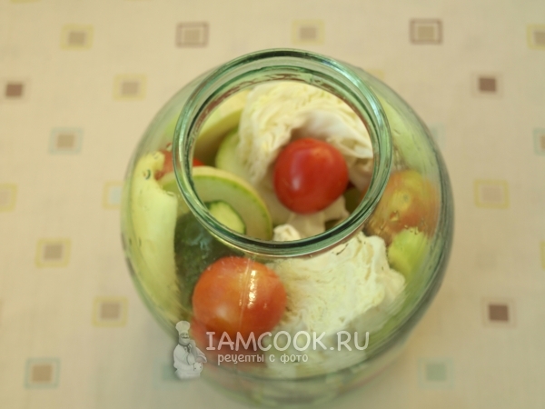 Выложить в банку все овощи