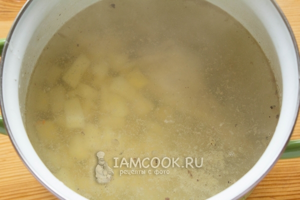 Положить в бульон картофель