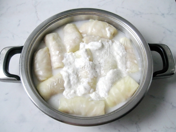 Влить воду в кастрюлю