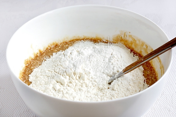 Добавить муку и разрыхлитель