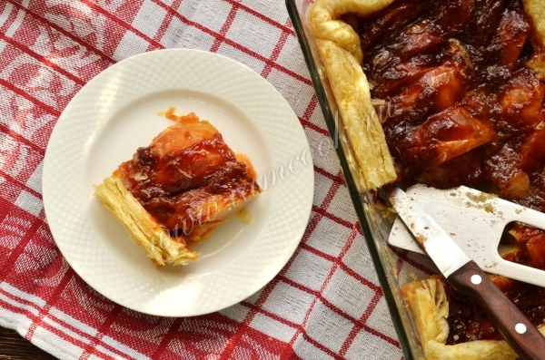 Порция слоеного грушевого пирога