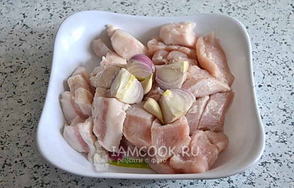 Порезать мясо, лук и чеснок
