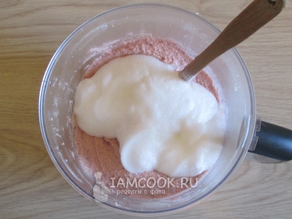 Добавить взбитые белки