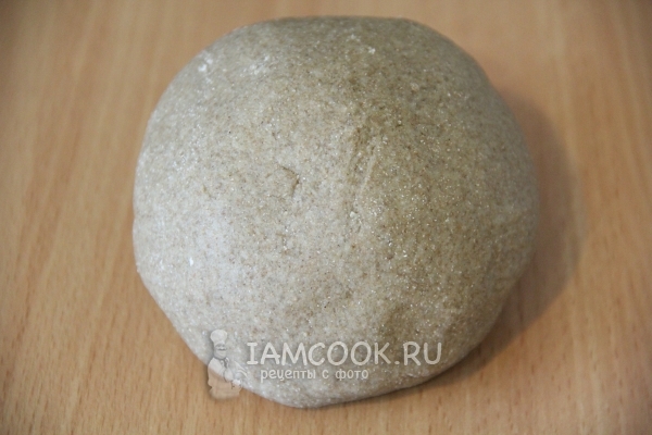 Всыпать муку и замесить тесто