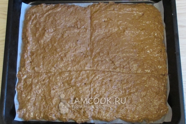 Выложить тесто на противень