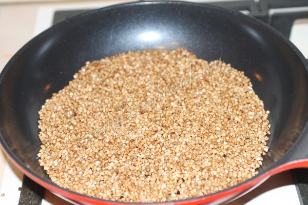 Обжаривание гречневой крупы, фотография