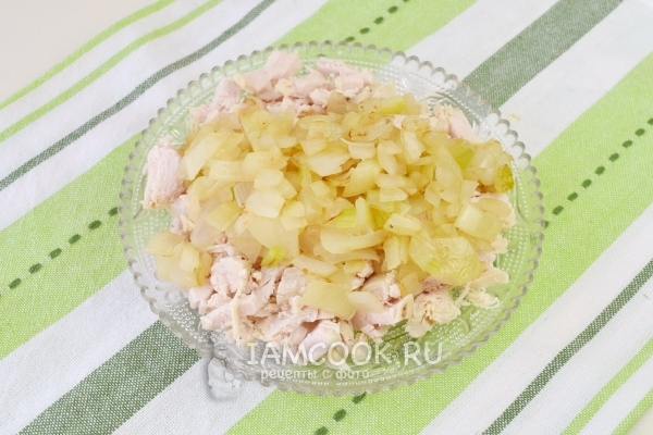 Смешать куриное филе и обжаренный лук