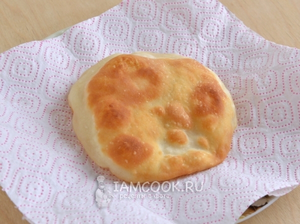 Выложить пури на бумажное полотенце