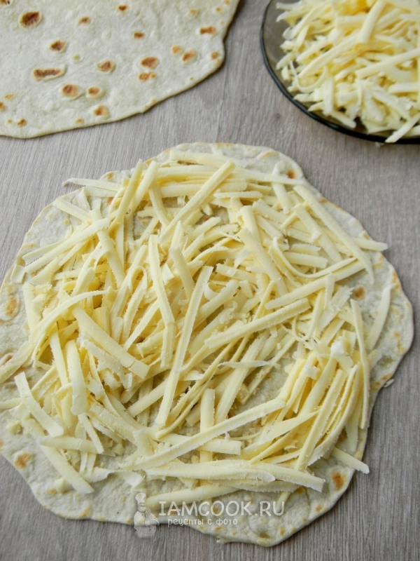 Положить сыр на лепешку