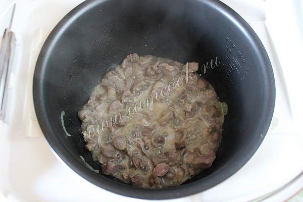 Обжариваем лук с куриными желудками